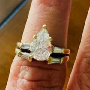 Pear engagment ring